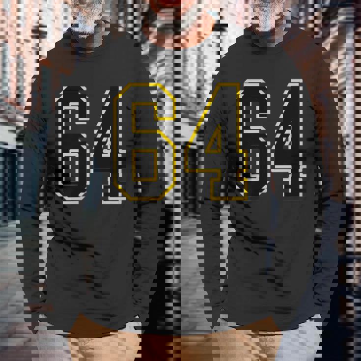 黒と黄色のカレッジスポーツスタイルの64番。 長袖Tシャツ 高齢者への贈り物