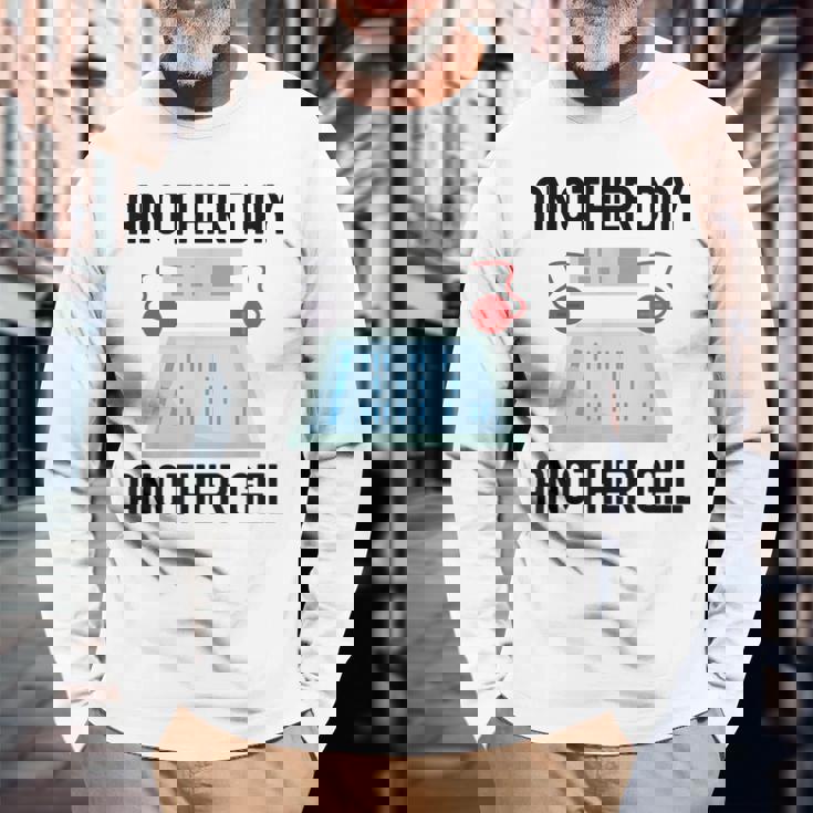 Another Day Another Gel 長袖Tシャツ 高齢者への贈り物