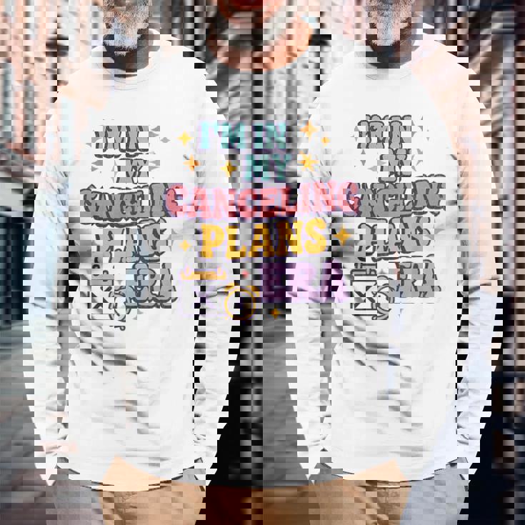 Canceling Plans Era – 面白い内向的反社会的t 長袖Tシャツ 高齢者への贈り物