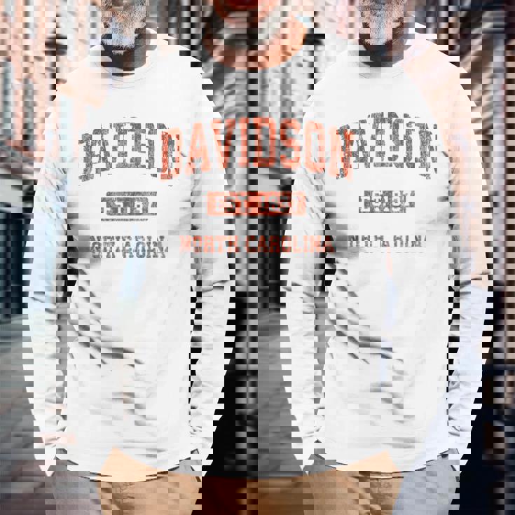 Davidson ノースカロライナ Nc ビンテージ アスレチック スポーツデザイン 長袖Tシャツ 高齢者への贈り物