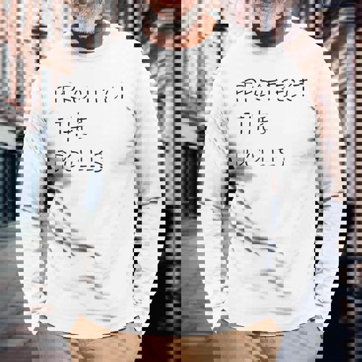 Protect The Dolls。 長袖Tシャツ 高齢者への贈り物