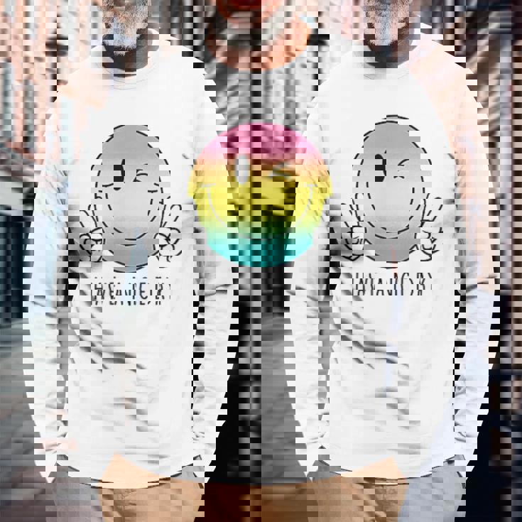 Have A Nice Day Winkingmile Face Peace Wink Happy Face 長袖Tシャツ 高齢者への贈り物