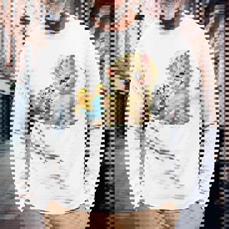 Kitten With Happy Little Birds 長袖Tシャツ 高齢者への贈り物