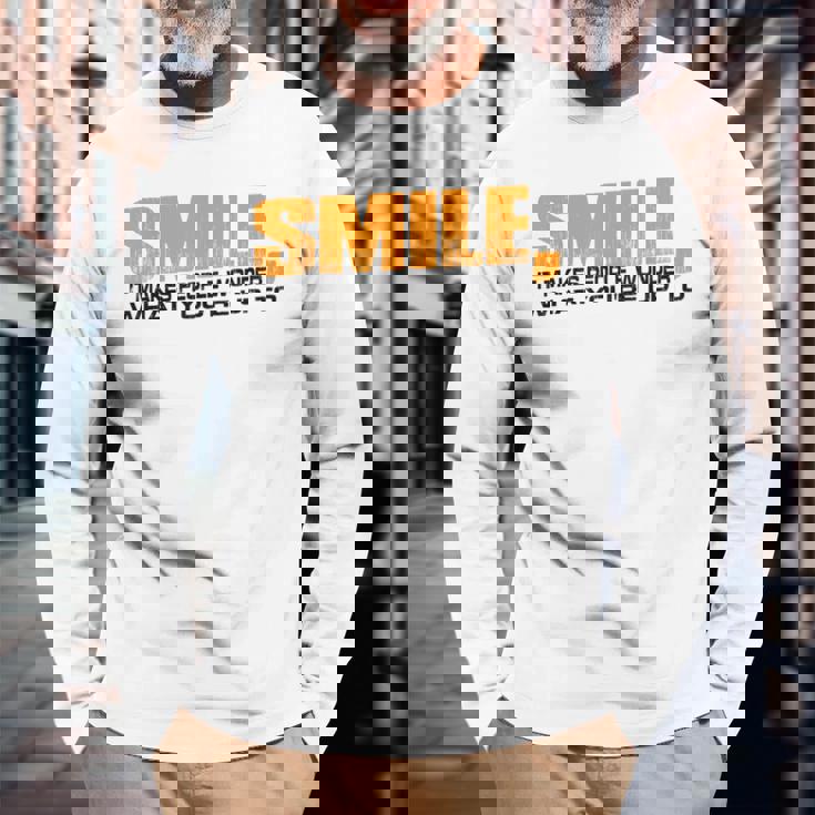 Smile It Makes People Wonder What You're Up To 長袖Tシャツ 高齢者への贈り物