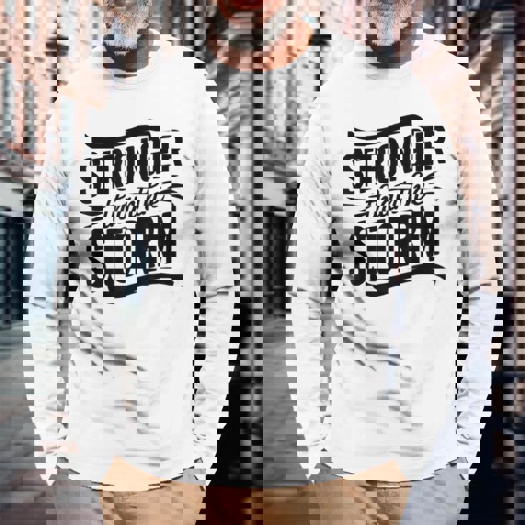 Stronger Than Thetorm Motivational Inspirational Positive 長袖Tシャツ 高齢者への贈り物