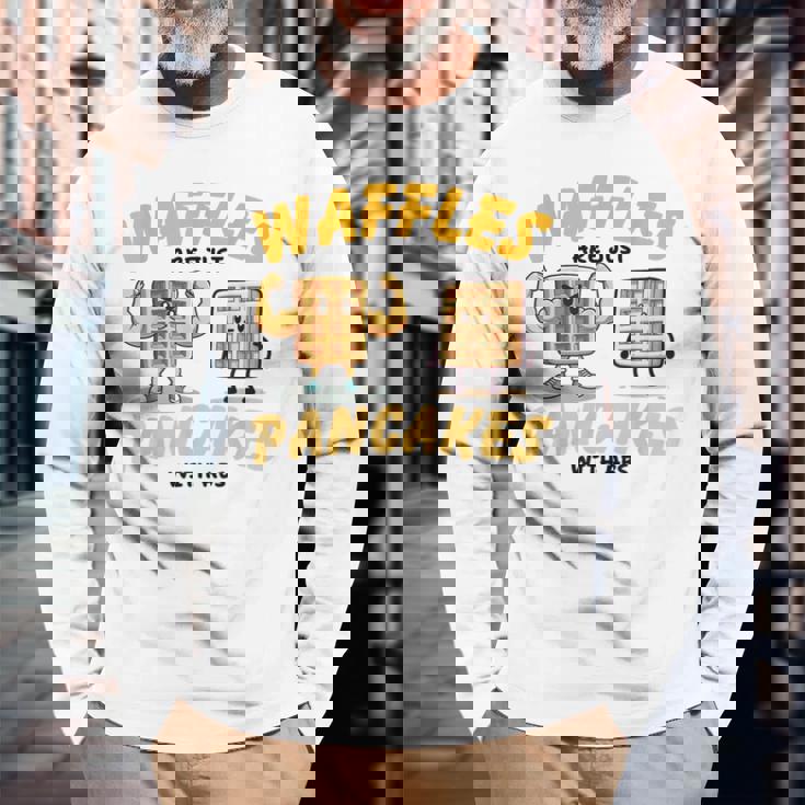 Waffles Are Just Pancakes With Abs Breakfast ワッフル愛好家 長袖Tシャツ 高齢者への贈り物
