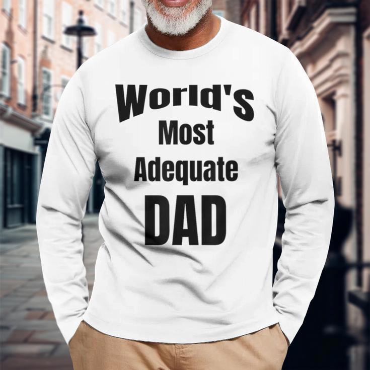 World's Most Adequate Dad はポップへの面白いギフトになります。 長袖Tシャツ 高齢者への贈り物