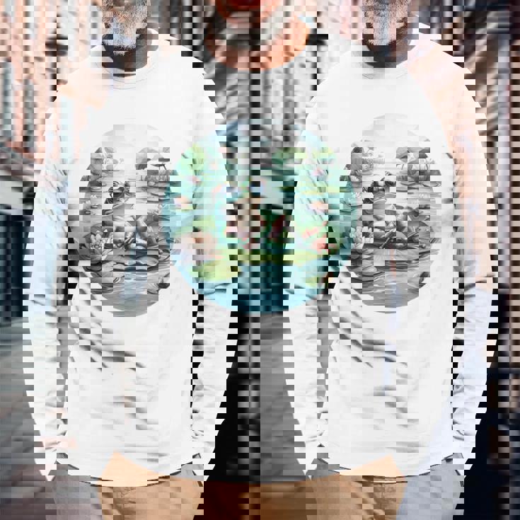 「池でリラックス」 – スイレンの上にサングラスをかけたカエル 長袖Tシャツ 高齢者への贈り物