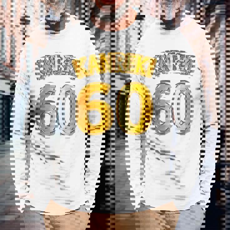 【バックプリント・背中側】還暦 六十歳 60才（ユニフォーム風）赤 レッド【金プレート風 文字】誕生日 面白 長袖Tシャツ 高齢者への贈り物