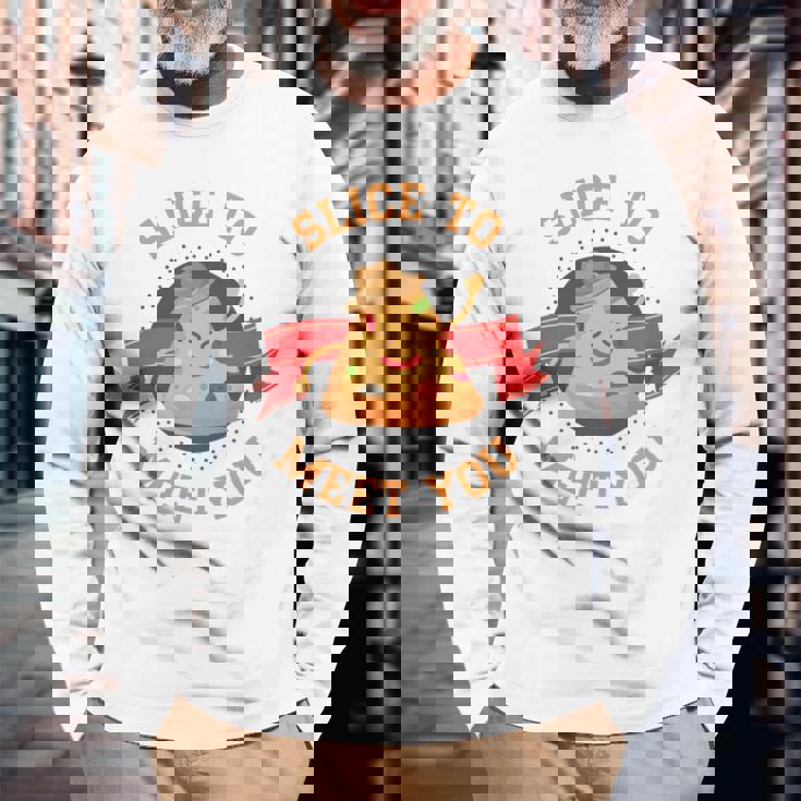 あなたに会うためにチーズクラストとスライス用のスライスが入ったピザ。 長袖tシャツ 長袖Tシャツ 高齢者への贈り物