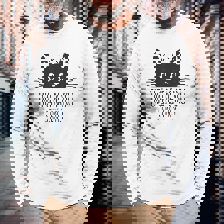 あなたを静かに判断します 長袖Tシャツ 高齢者への贈り物