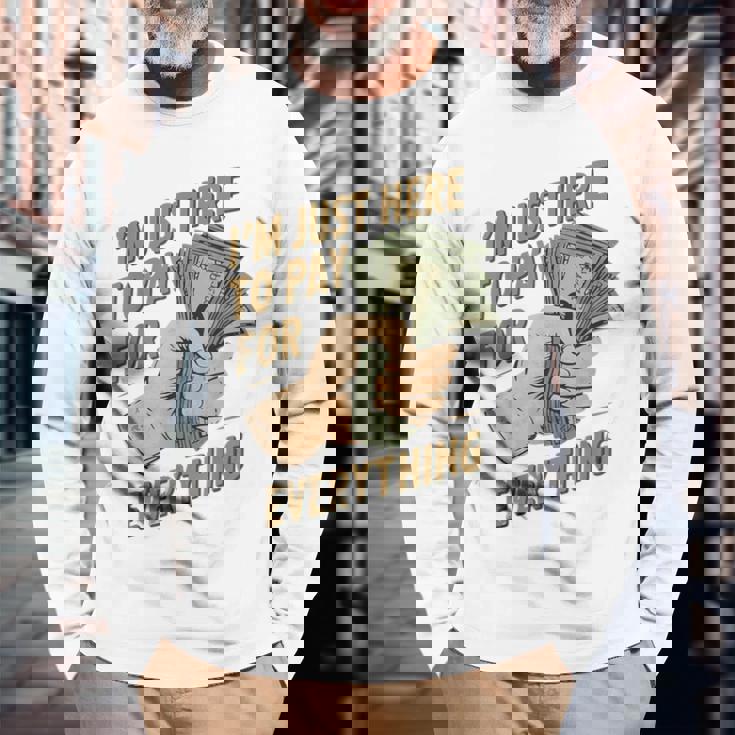 おもしろいママとパパが払うもの全部払うためにここに来たんだ 長袖Tシャツ 高齢者への贈り物