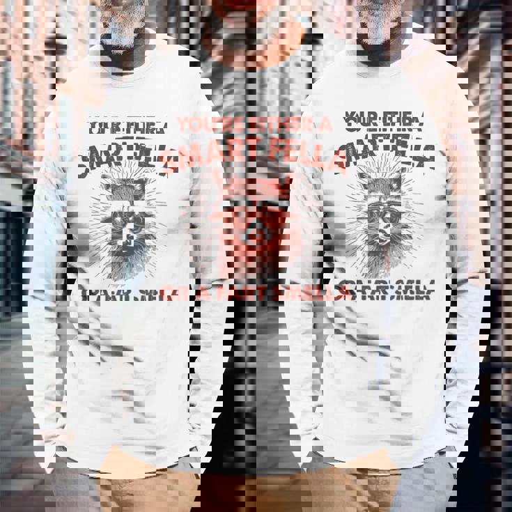 お前は利口なやつかおなら臭いのどっちかだ 長袖Tシャツ 高齢者への贈り物