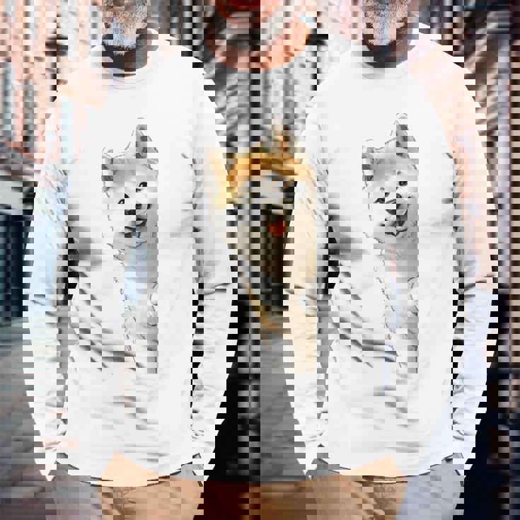 かわいい日本の秋田犬が角をのぞく犬好き。 長袖Tシャツ 高齢者への贈り物