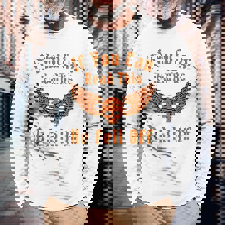 これを読めば、彼はバイカー向けのダークユーモアサインから落ちた 長袖Tシャツ 高齢者への贈り物