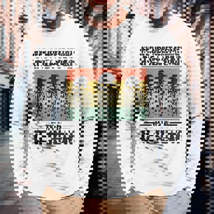 アイスクリームを持った老婆を決して過小評価しない 長袖Tシャツ 高齢者への贈り物