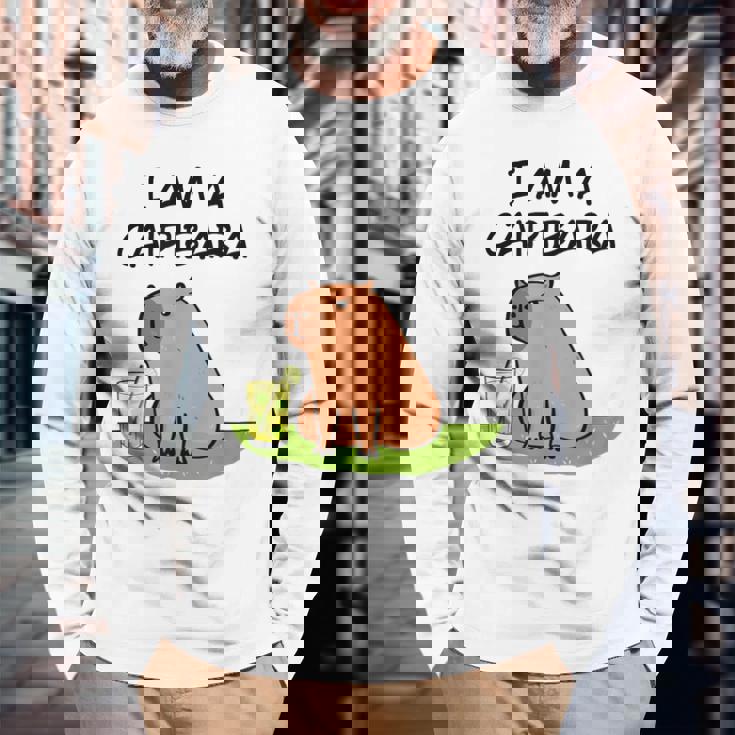 アイ・アム・ア・カイピバラ～カイピリーニャ・カクテル好きのカピバラ～ 長袖Tシャツ 高齢者への贈り物