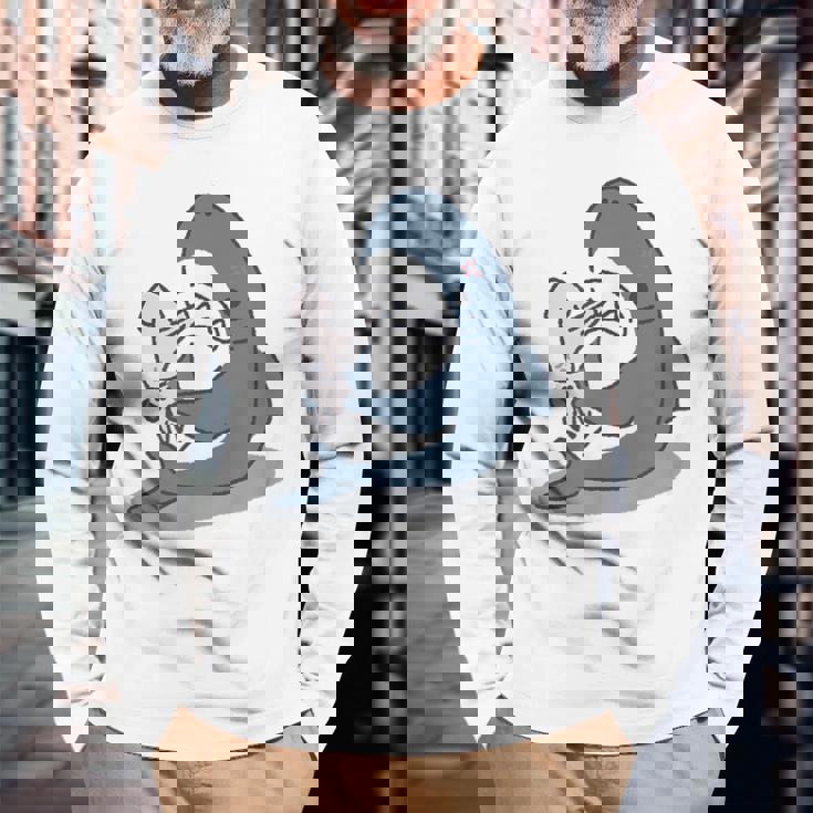 イカを噛み切ることができないサメ 長袖Tシャツ 高齢者への贈り物