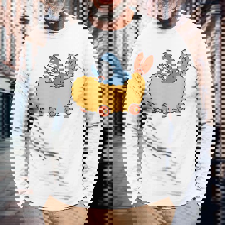 エビフライのくるまを運転するサメ 長袖Tシャツ 高齢者への贈り物