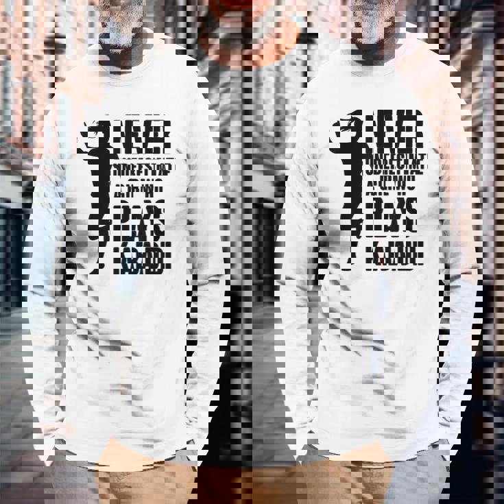 カヴァディを演じる少女を決して過小評価しない 長袖Tシャツ 高齢者への贈り物