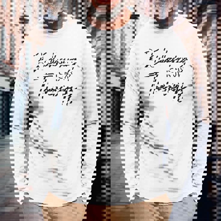 キックボクシングは私のセラピー 長袖Tシャツ 高齢者への贈り物