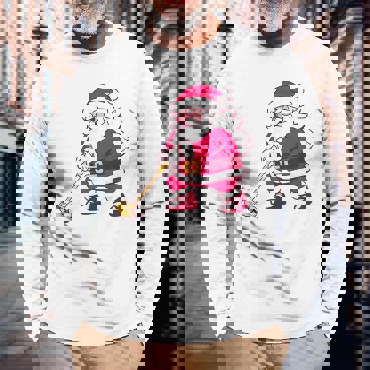 ゴルフをする面白い醜いクリスマスサンタ。 長袖Tシャツ 高齢者への贈り物