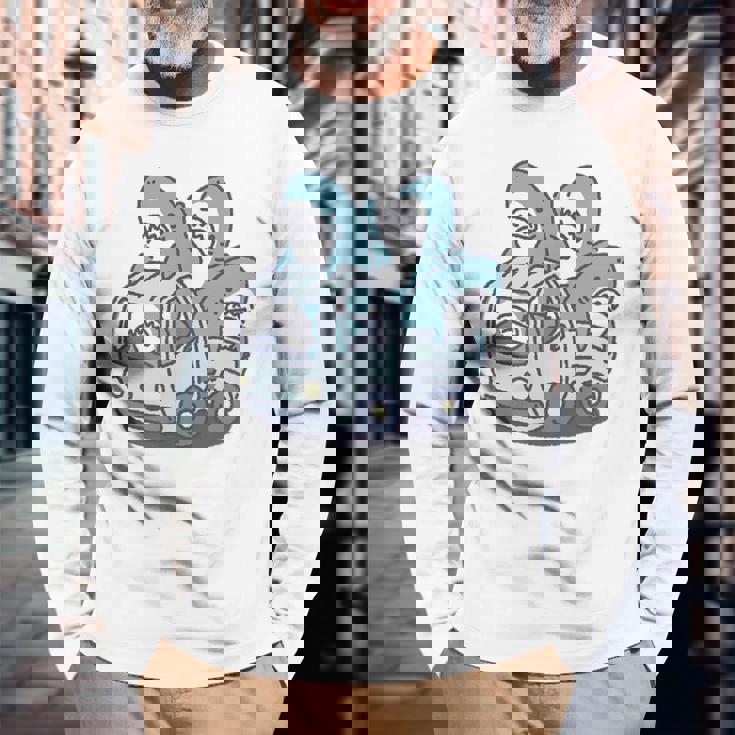 サメがたくさんトラックに 長袖Tシャツ 高齢者への贈り物