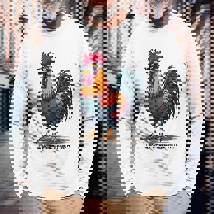 サングラスをかけた姿勢のクールな雄鶏。 長袖Tシャツ 高齢者への贈り物