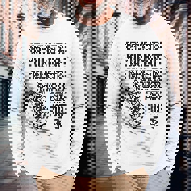 ジャーマン・シェパードはあなたの心を盗みますあなたのベッドとソファを盗みます 長袖Tシャツ 高齢者への贈り物