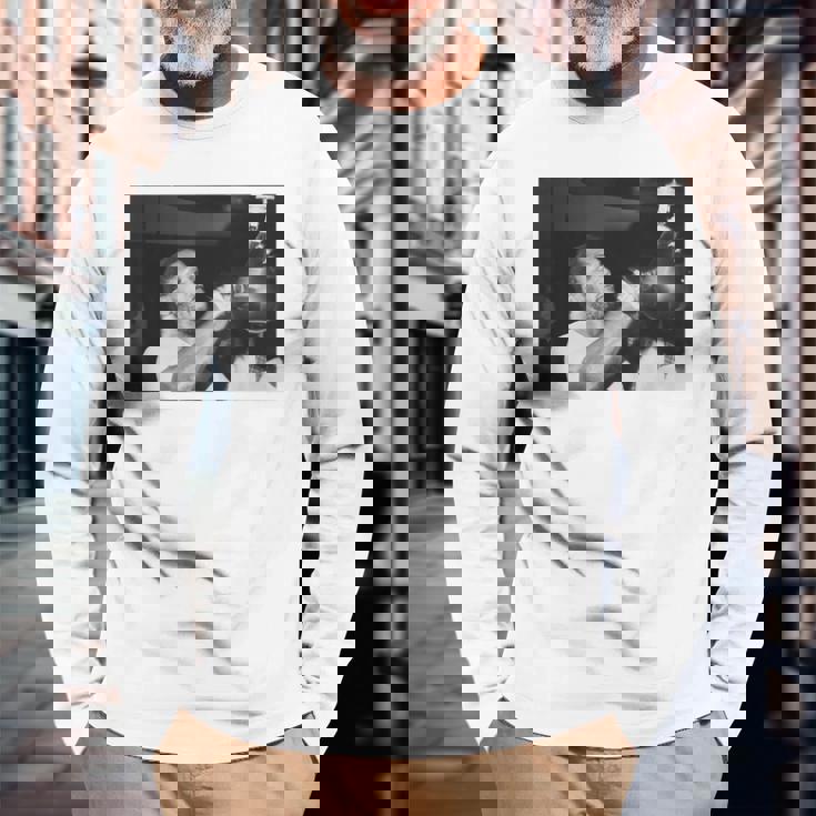 ジョー・フレイジャーが2度目のムハンマド・アリボクシングファイトに備える 長袖Tシャツ 高齢者への贈り物