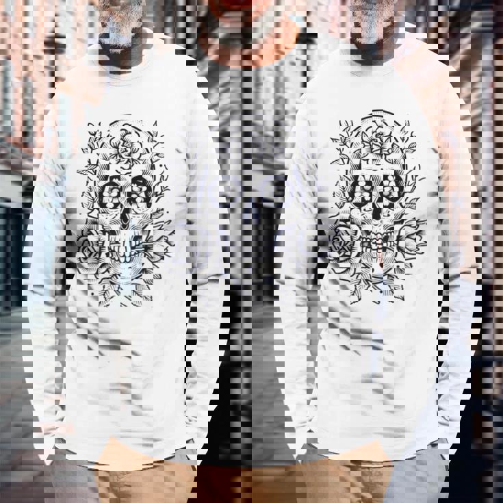 スカルと花の伝統的なタトゥースタイル 長袖Tシャツ 高齢者への贈り物