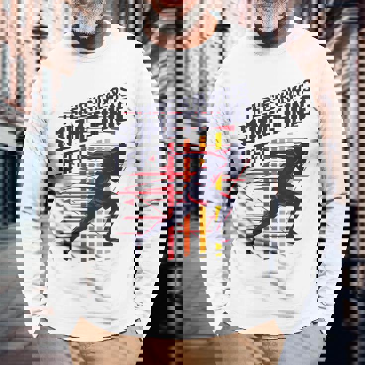 トラックアンドフィールド常に何かが残っている 長袖Tシャツ 高齢者への贈り物