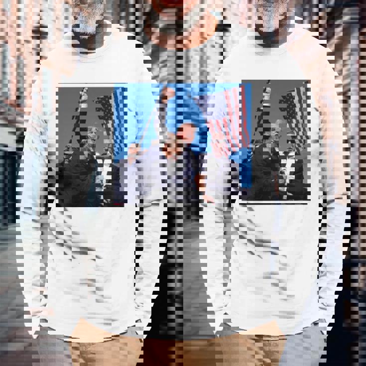 トランプ大統領のために祈り、決して降伏しない、神の祝福トランプ。 長袖tシャツ 長袖Tシャツ 高齢者への贈り物