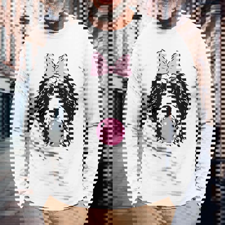 バブルガムを持つバーネドゥードル犬 長袖Tシャツ 高齢者への贈り物