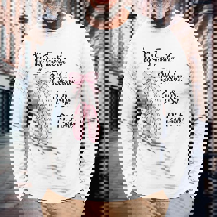 バレエバレリーナダンス My Favorite Ballerina Is On Pointe 長袖Tシャツ 高齢者への贈り物