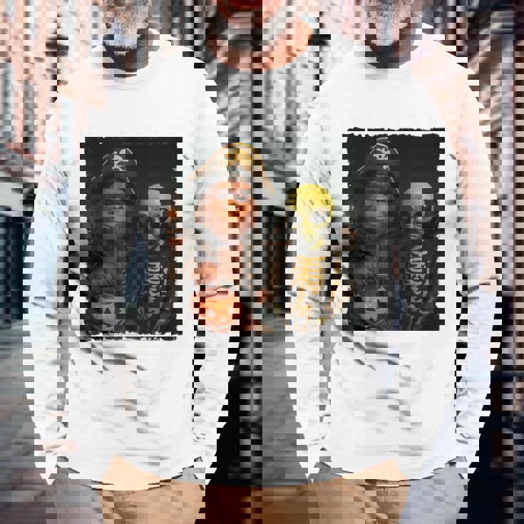 ビッグフットエイリアン 面白い ハロウィン トリック ドア カメラビュー 長袖Tシャツ 高齢者への贈り物