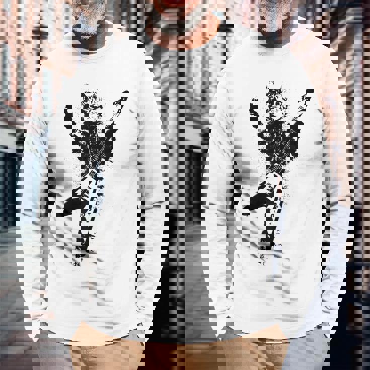 フライングvギターで遊ぶ猫 長袖Tシャツ 高齢者への贈り物