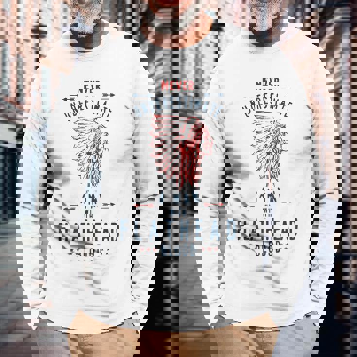 フラットヘッド ネイティブアメリカン インディアンマン Never Underestimate 長袖Tシャツ 高齢者への贈り物