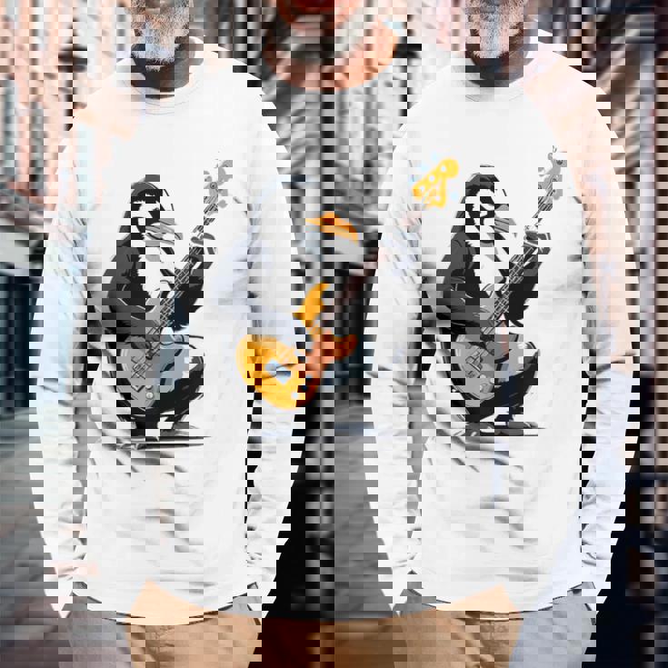 ベースギターを弾くペンギン ペンギン 長袖Tシャツ 高齢者への贈り物
