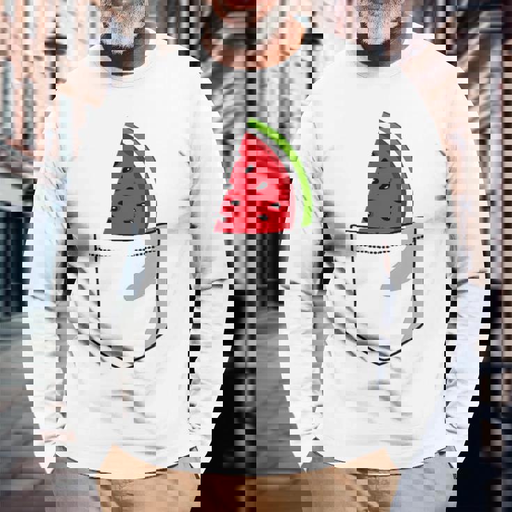 ポケットに入ったスイカのポケットプリントの面白いスイカ。 長袖Tシャツ 高齢者への贈り物