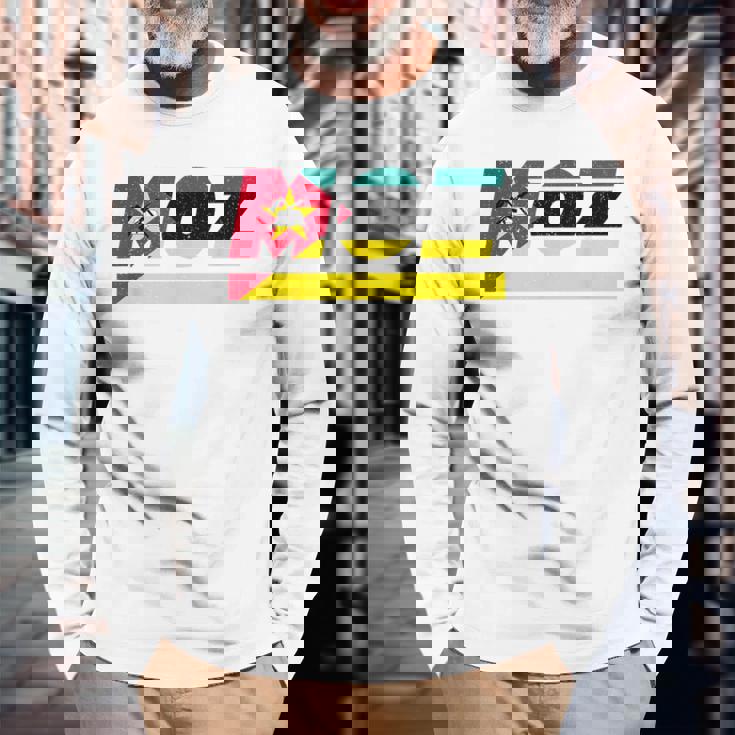 モザンビークデザイン。国旗付きモザンビーク衣装 Moz 長袖Tシャツ 高齢者への贈り物