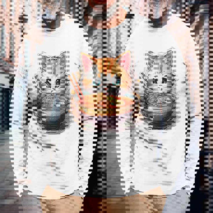 ラーメンを食べている子猫 長袖Tシャツ 高齢者への贈り物