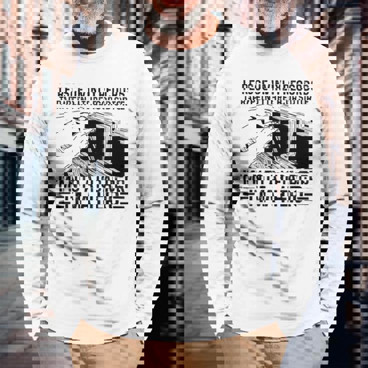 レコード屋に閉じ込められたビニールレコードを救出する 長袖Tシャツ 高齢者への贈り物