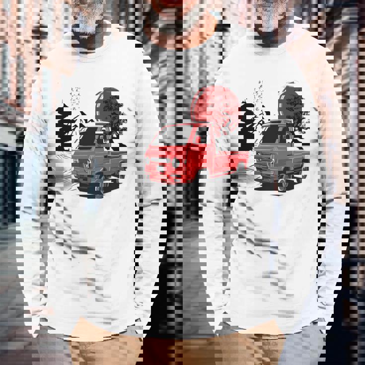 レトロな赤いミニトラックと日本の夕日。 長袖tシャツ 長袖Tシャツ 高齢者への贈り物