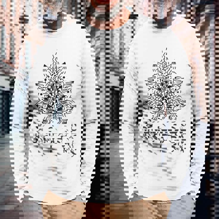 仏教 スピリチュアル オム マニ・パドメ ハム マントラと曼荼羅 長袖Tシャツ 高齢者への贈り物