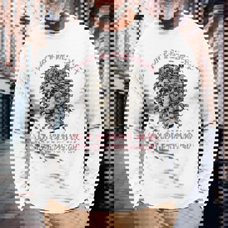 口を閉じた女として 記憶されない 長袖Tシャツ 高齢者への贈り物