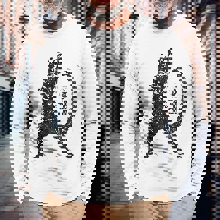 太極拳の練習をしている陽気な猫 陰陽 長袖Tシャツ 高齢者への贈り物