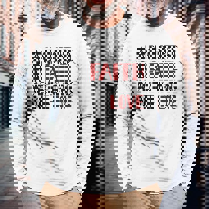 愛にあふれた信仰に定着するキリスト教バレンタイン。 長袖Tシャツ 高齢者への贈り物