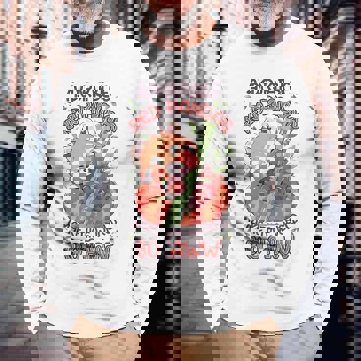 愛らしいレッサーパンダが世界を「Aww」にします。 長袖Tシャツ 高齢者への贈り物