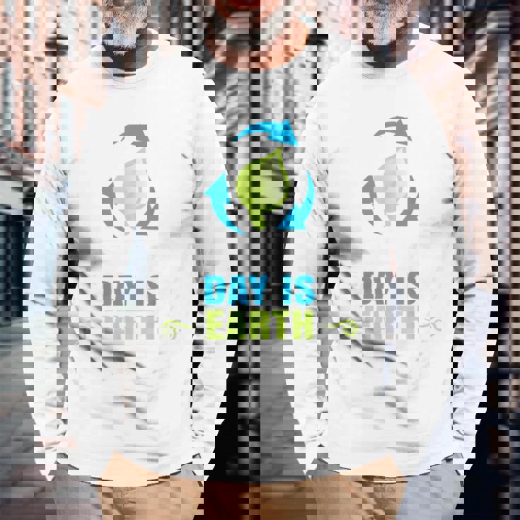毎日のハッピーアースデイtシャツはアースデイのリサイクルです 長袖Tシャツ 高齢者への贈り物